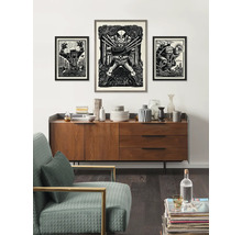 Wohnzimmer mit Kommode und gerahmten Superhelden-Motiven an der Wand