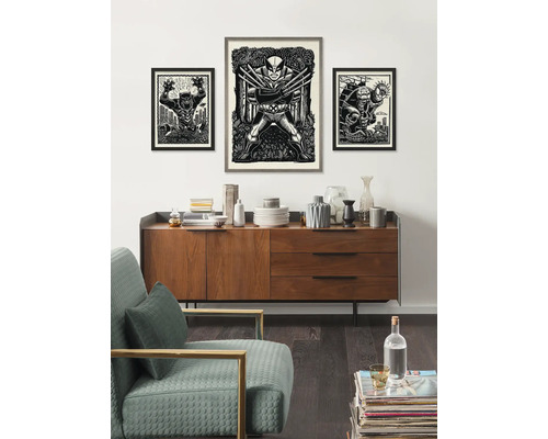 Wohnzimmer mit Kommode und gerahmten Superhelden-Motiven an der Wand