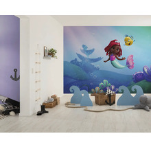 Kinderzimmer mit Meerjungfrau-Tapete, Dekorationselementen und Spielzeug