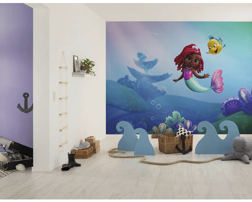 Kinderzimmer mit Meerjungfrau-Tapete, Dekorationselementen und Spielzeug