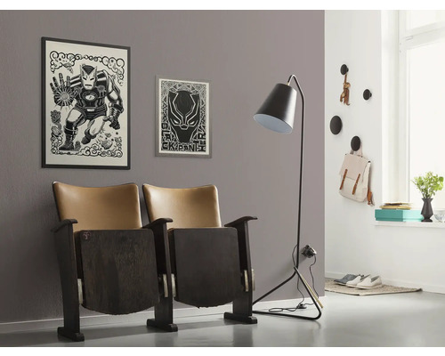 Wohnzimmer mit Kinosesseln, Stehlampe und Wanddekorationen