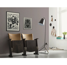 Innenraum mit Sesseln, Stehlampe und Wanddekorationen