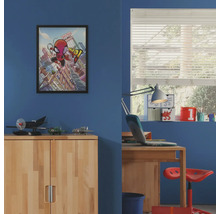 Kinderzimmer mit einem Spiderman-Poster an der Wand, einem Holzschrank und einem Schreibtisch.