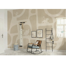 Kinderzimmer mit Wandtapete, Messlatte, Bildern, Schaukelstuhl und Leiterregal