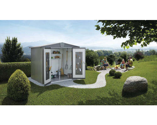 Garten Szene mit Gerätehaus, Feuerstelle und Familie