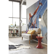 Wohnzimmer mit Sofa, Beistelltisch, Regal und Wandbild