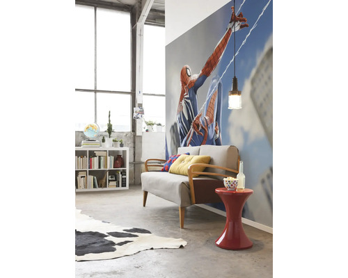 Wohnzimmer mit Sofa, Beistelltisch, Regal und Wandbild