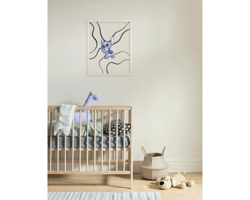 Kinderzimmer mit Babybett und gerahmtem Bild an der Wand