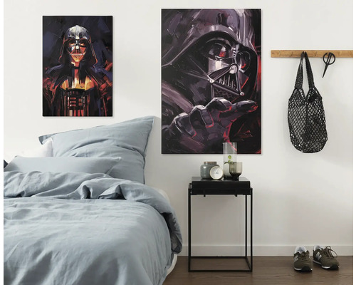 Schlafzimmer mit Bett und zwei Leinwandbildern mit Darth Vader Motiven