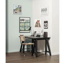 Büro mit schwarzem Schreibtisch, Stuhl und Star Wars Wandkunst