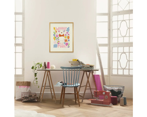 Nähzimmer mit Schreibtisch, Stuhl, Nähmaschine und Winnie Puuh Bild