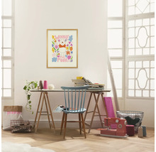 Helles Zimmer mit einem Schreibtisch, an dem eine Nähmaschine und ein Winnie Puuh-Bild stehen.