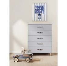Kommode mit fünf Schubladen, einem gerahmten Bild mit der Aufschrift Make Some Waves und einem Spielzeugauto.