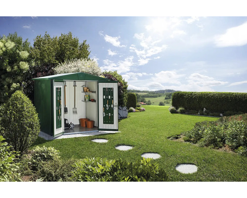 Gartenhaus aus Metall mit geöffneten Türen und Gartengeräten im begrünten Aussenbereich