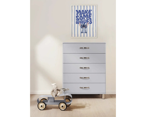 Kommode mit fünf Schubladen, Spielzeugauto und gerahmtem Bild an der Wand