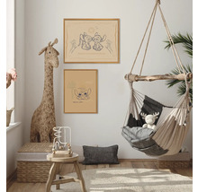 Kinderzimmer mit zwei gerahmten Postern, einem Giraffen Stofftier, einer Hängehöhle und einem kleinen Tisch.