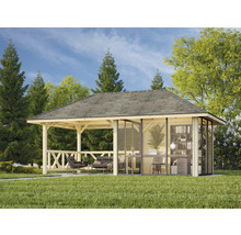 Holzpavillon mit Glaswänden und Möbeln im Garten