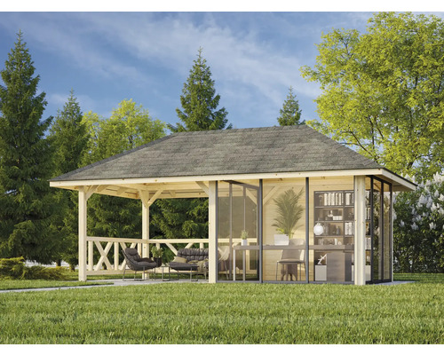 Holzpavillon mit Glaswänden und Möbeln im Garten