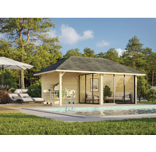 Szene mit Gartenhaus, Grillplatz und Pool