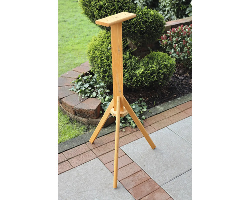 Holzständer für Vogelhäuser im Garten