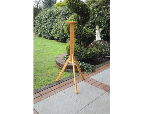 Vogelhausständer aus Holz im Garten
