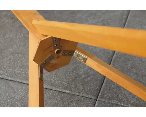 Detailansicht einer Holzkonstruktion mit Eckverbindern aus Metall