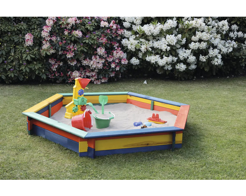6-Eck Sandkasten Fynja farbig und weiße Plane Holz 173 x 148 x 21 cm natur Sandkasten aus Holz mit Spielzeug im Garten