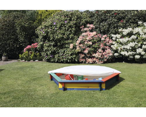 Sandkasten mit Abdeckung auf einer Rasenfläche