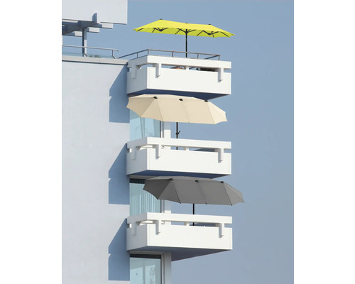 Mehrere Balkone mit Sonnenschirmen in Gelb, Beige und Grau am Haus