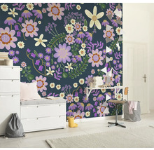 Kinderzimmer mit blumiger Tapete, Kommode und Schreibtisch