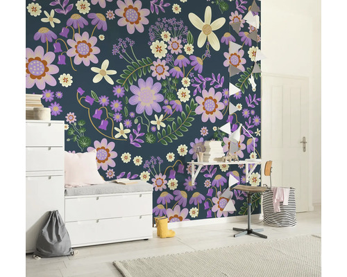 Kinderzimmer mit blumiger Tapete, Kommode und Schreibtisch