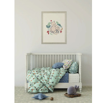 Kinderzimmer mit Gitterbett, Bettwäsche und einem gerahmten Winnie Puh Bild