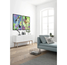 Helles Wohnzimmer mit Sofa, Kommode und zwei gerahmten Bildern an der Wand.