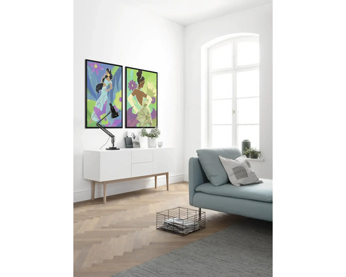 Helles Wohnzimmer mit Sofa, Kommode und zwei gerahmten Bildern an der Wand.