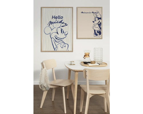 Esszimmer mit zwei gerahmten Mickey Mouse Postern und Holztisch mit Stühlen