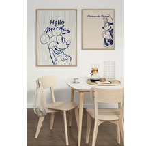Esszimmer mit zwei gerahmten Postern von Micky Maus und Minnie Maus an der Wand über einem Tisch mit Stühlen