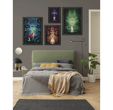 Schlafzimmer mit Bett und Wanddekoration mit verschiedenen gerahmten Märchenmotiven