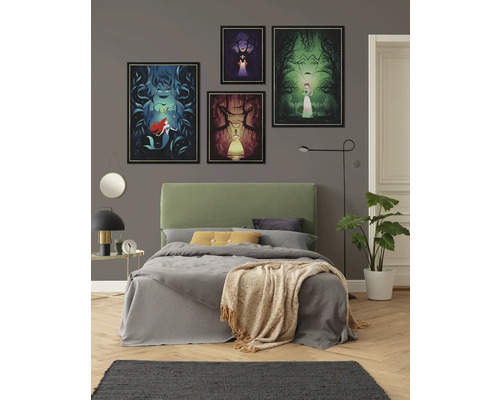 Schlafzimmer mit Bett und Wanddekoration mit verschiedenen gerahmten Märchenmotiven