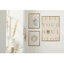 Dekorative Wandkunst mit gerahmten Postern mit Stitch-Motiven an einer weißen Wand