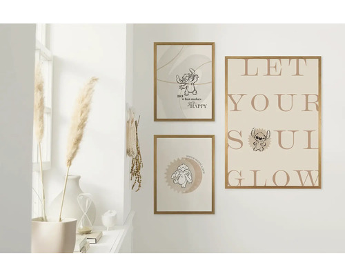 Wanddekoration mit drei gerahmten Bildern mit Stich Motiven und Sprüchen