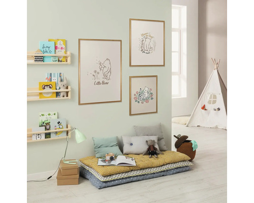 Kinderzimmer mit Bücherregalen, Wandbildern, Kissen und Spielzelt