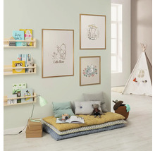 Kinderzimmer mit Bücherregalen, Wandbildern und Spielbereich mit Tipi-Zelt.