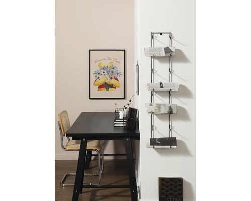 Büro mit schwarzem Schreibtisch, Stuhl, Wandzeitungsständer und Winnie Puuh Poster