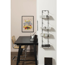 Arbeitszimmer mit Schreibtisch, Stuhl, Wandzeitungshalter und Winnie Puuh Poster