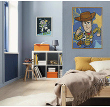 Kinderzimmer mit Bett, Regal und zwei Toy Story Postern an der Wand.