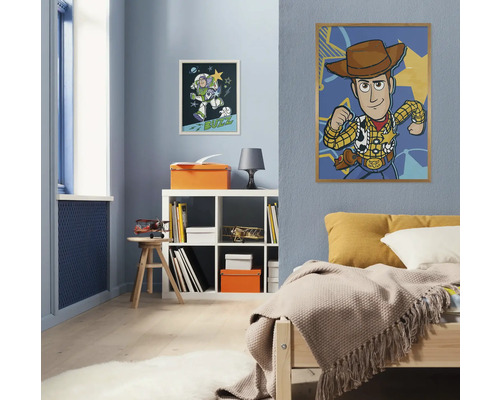 Kinderzimmer mit Bett, Regal und zwei gerahmten Toy Story Postern