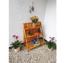 Holz Pflanzenregal mit Blumen und Dekoration im Außenbereich