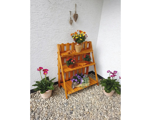Holz Pflanzenregal mit Blumen und Dekoration im Außenbereich