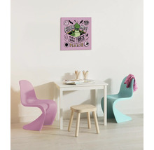 Kinderzimmer mit Tisch, Stühlen und einer Leinwand mit Dinosaurier Motiv