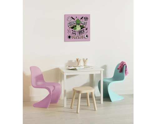 Kinderzimmer mit Tisch, Stühlen und einer Leinwand mit Dinosaurier Motiv